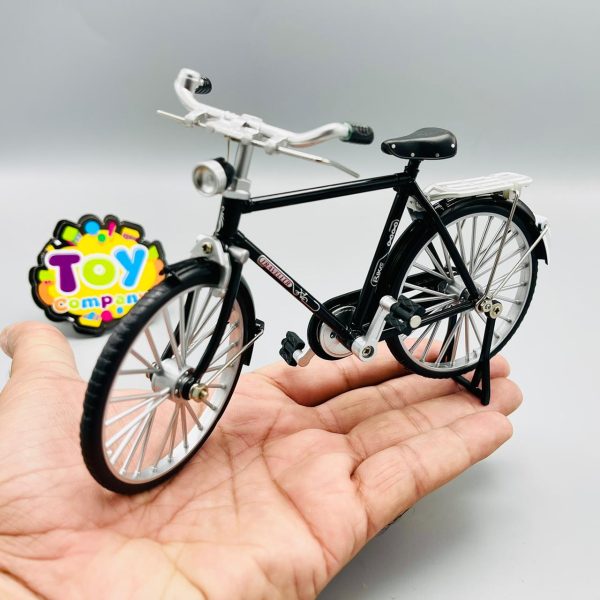 1:10 Scale Classic Diecast Bicycle (Toy) For Sale